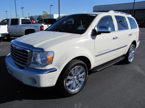 Cool Vanilla White Chrysler Aspen Limited HEMI 4WD.  Click to enlarge.
