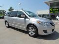 Front 3/4 View of 2010 Volkswagen Routan SEL #7