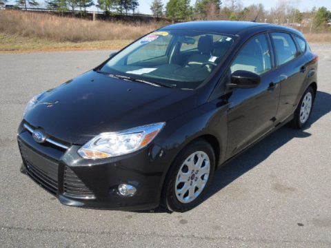 Tuxedo Black Metallic Ford Focus SE 5-Door.  Click to enlarge.