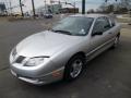 Front 3/4 View of 2005 Pontiac Sunfire Coupe #3