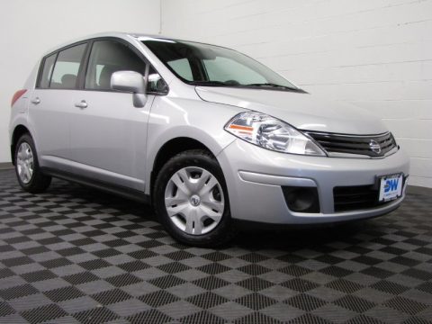 Brilliant Silver Metallic Nissan Versa 1.8 S Hatchback.  Click to enlarge.
