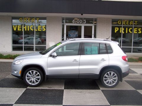 Reflex Silver Metallic Volkswagen Tiguan SE.  Click to enlarge.