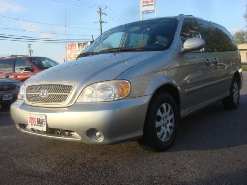 Diamond Silver Metallic Kia Sedona LX.  Click to enlarge.
