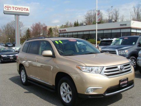 Sandy Beach Metallic Toyota Highlander SE 4WD.  Click to enlarge.