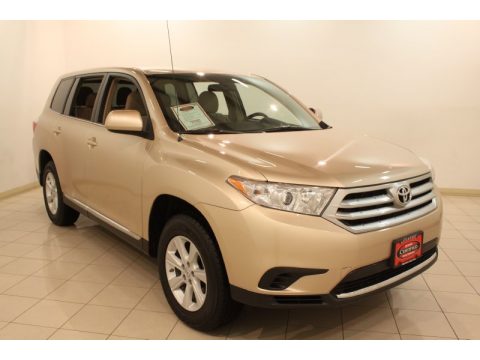 Sandy Beach Metallic Toyota Highlander V6 4WD.  Click to enlarge.