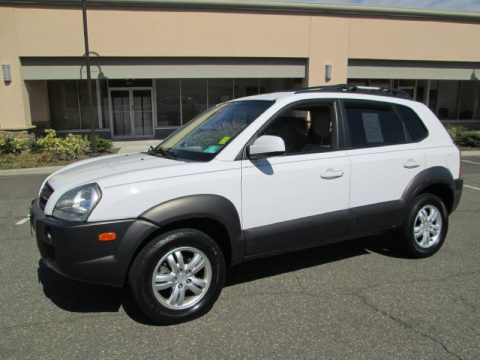 Stone White Hyundai Tucson SE 4WD.  Click to enlarge.