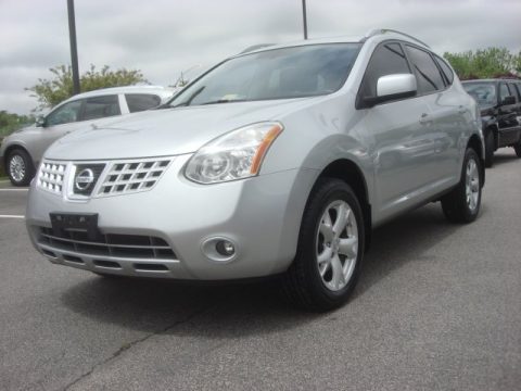 Silver Ice Metallic Nissan Rogue SL.  Click to enlarge.