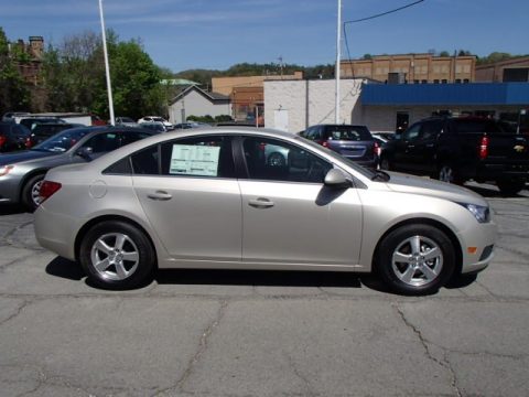 Champagne Silver Metallic Chevrolet Cruze LT.  Click to enlarge.