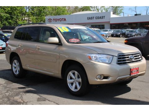 Sandy Beach Metallic Toyota Highlander SE 4WD.  Click to enlarge.