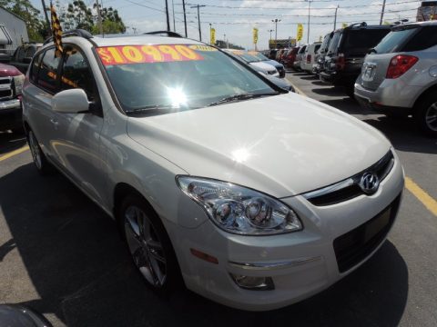 Nordic White Hyundai Elantra Touring SE.  Click to enlarge.