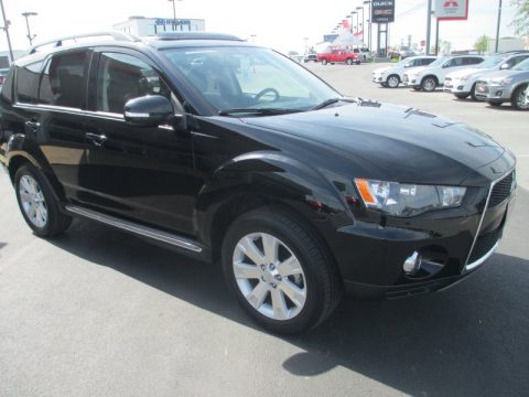 Labrador Black Pearl Mitsubishi Outlander SE.  Click to enlarge.