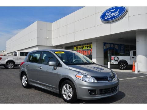 Magnetic Gray Metallic Nissan Versa 1.8 SL Hatchback.  Click to enlarge.