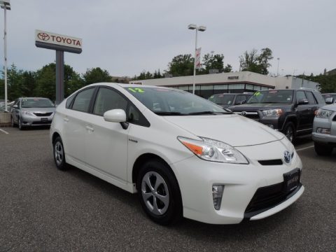 Blizzard White Pearl Toyota Prius 3rd Gen Two Hybrid.  Click to enlarge.
