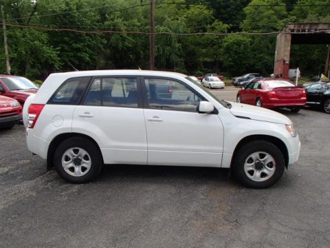 White Pearl Suzuki Grand Vitara 4x4.  Click to enlarge.