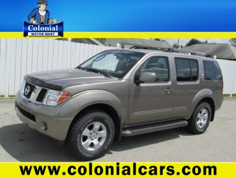 Granite Metallic Nissan Pathfinder SE 4x4.  Click to enlarge.