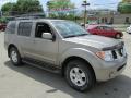 Front 3/4 View of 2006 Nissan Pathfinder SE 4x4 #5