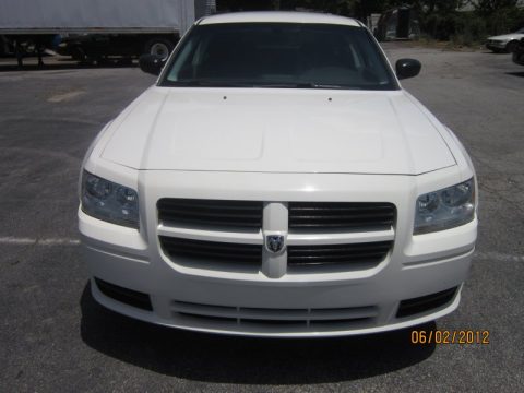 Stone White Dodge Magnum .  Click to enlarge.