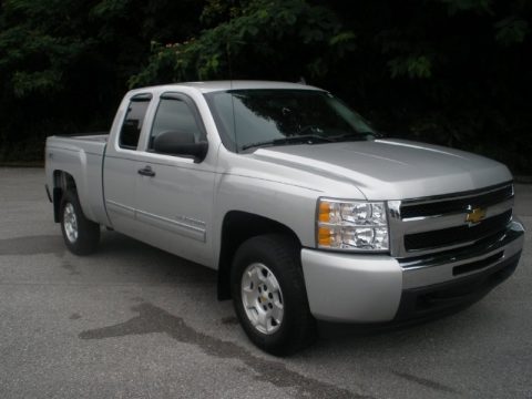 Sheer Silver Metallic Chevrolet Silverado 1500 LT Extended Cab 4x4.  Click to enlarge.