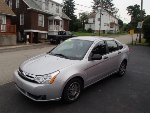 Ingot Silver Metallic Ford Focus SE Sedan.  Click to enlarge.