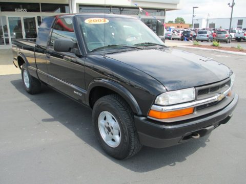 Onyx Black Chevrolet S10 LS Extended Cab 4x4.  Click to enlarge.