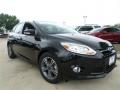 Front 3/4 View of 2014 Ford Focus SE Hatchback #7