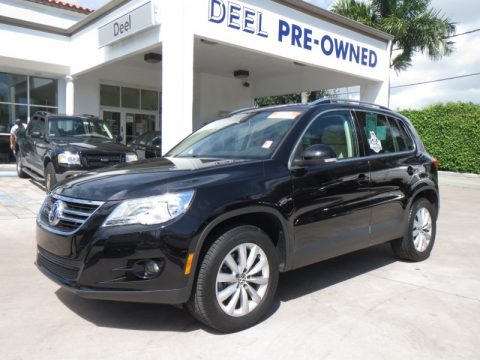 Deep Black Metallic Volkswagen Tiguan SE.  Click to enlarge.