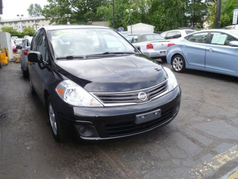 Super Black Nissan Versa 1.8 SL Hatchback.  Click to enlarge.
