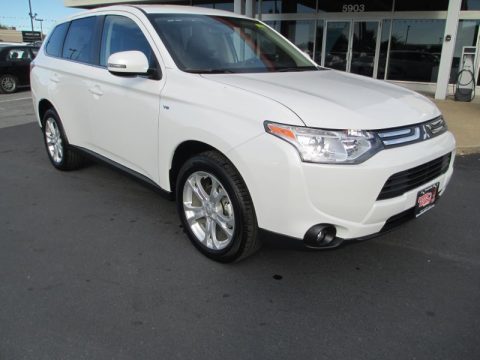 Diamond White Pearl Mitsubishi Outlander GT S-AWC.  Click to enlarge.