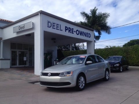 White Gold Metallic Volkswagen Jetta SE Sedan.  Click to enlarge.