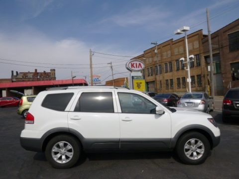 Clear White Kia Borrego LX V6 4x4. Click to enlarge. Clear White Kia Borrego LX V6 4x4. Click to enlarge.
