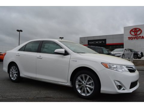 Super White Toyota Camry Hybrid XLE.  Click to enlarge.
