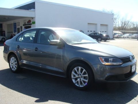 Platinum Gray Metallic Volkswagen Jetta SE Sedan.  Click to enlarge.