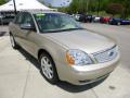 Front 3/4 View of 2005 Ford Five Hundred Limited AWD #7