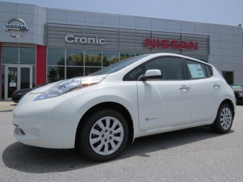 Glacier White Nissan LEAF S.  Click to enlarge.
