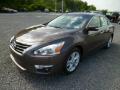 Front 3/4 View of 2015 Nissan Altima 2.5 SV #3