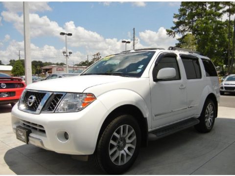 Avalanche White Nissan Pathfinder LE 4x4.  Click to enlarge.