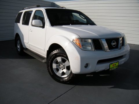 Avalanche White Nissan Pathfinder SE.  Click to enlarge.