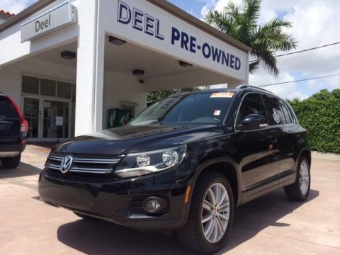 Deep Black Metallic Volkswagen Tiguan SE.  Click to enlarge.