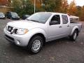 Front 3/4 View of 2015 Nissan Frontier SV Crew Cab 4x4 #5