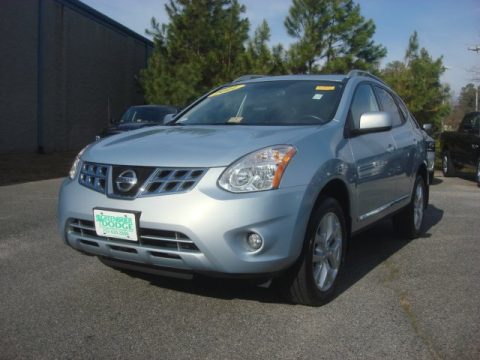 Silver Ice Metallic Nissan Rogue SV.  Click to enlarge.